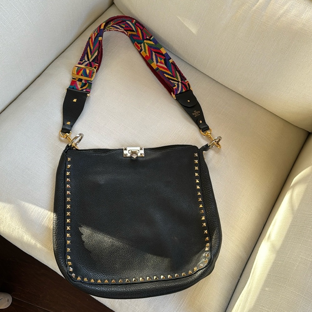Amazing valentino rockstud large hobo in black soft pebbled leather.